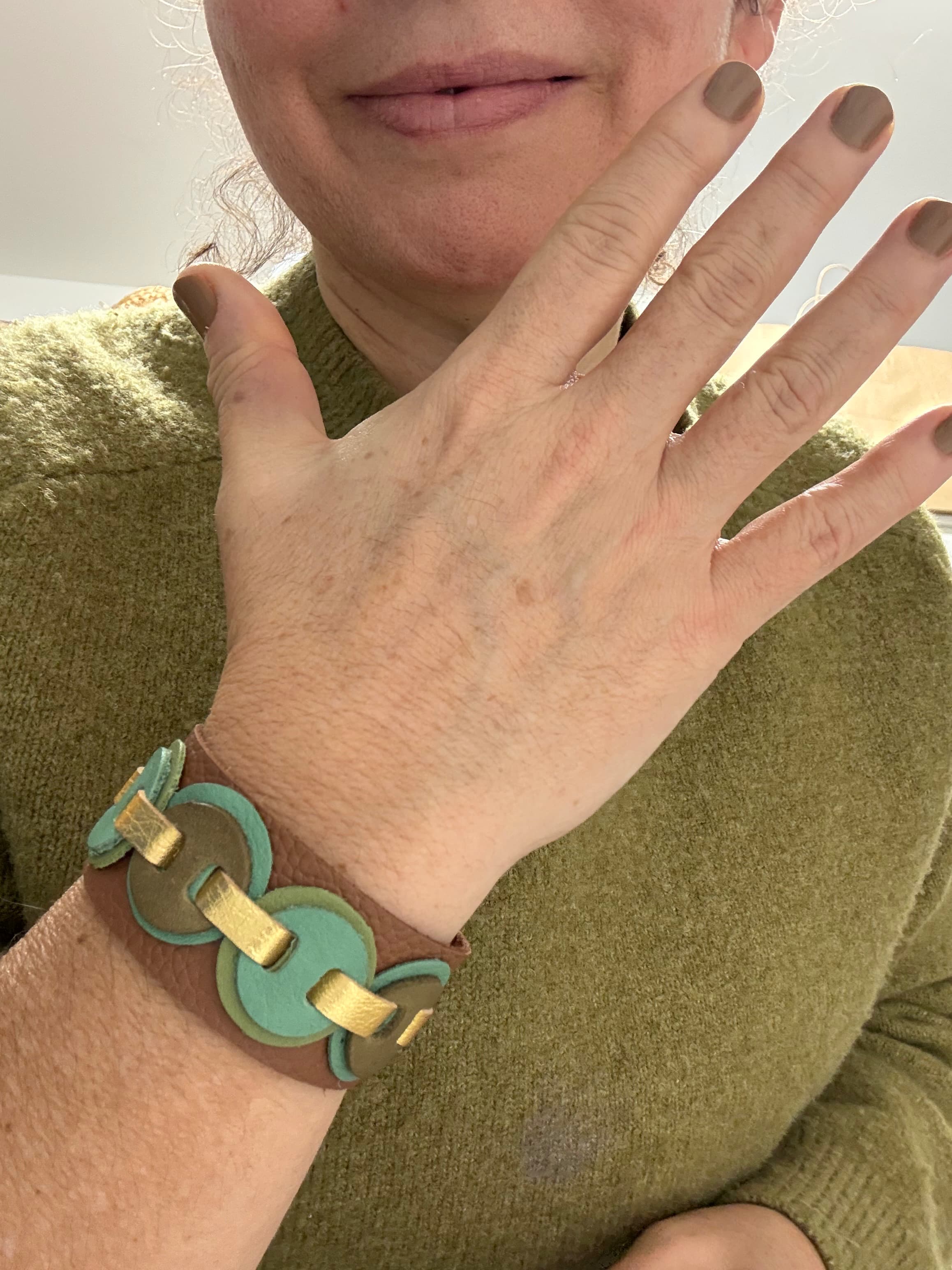 Kindness Bracelet. Marrón, verde y dorado