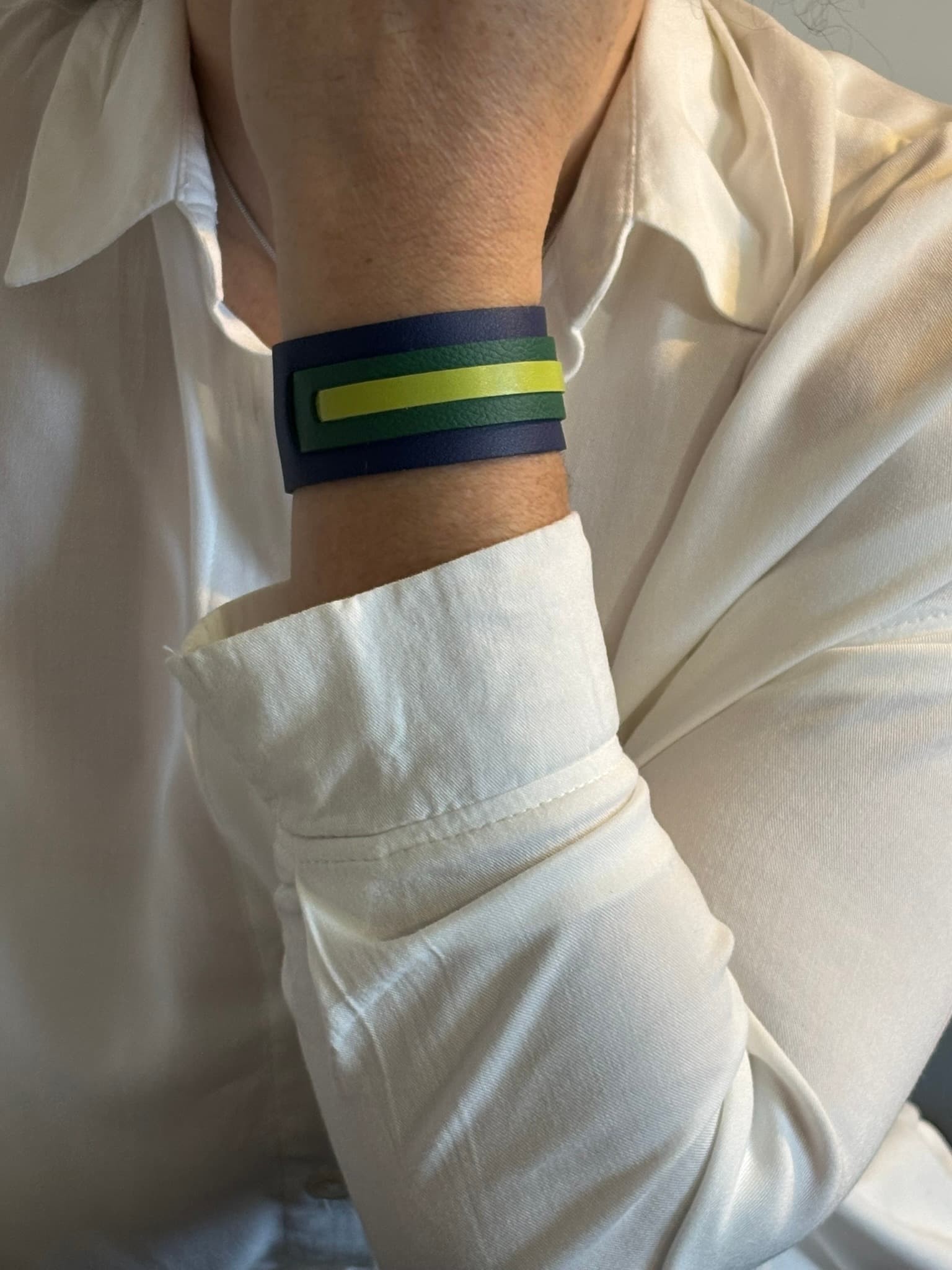 Brazalete hecho con cuero azul y verde recuperado – Courage Bracelet Mangel Delferri