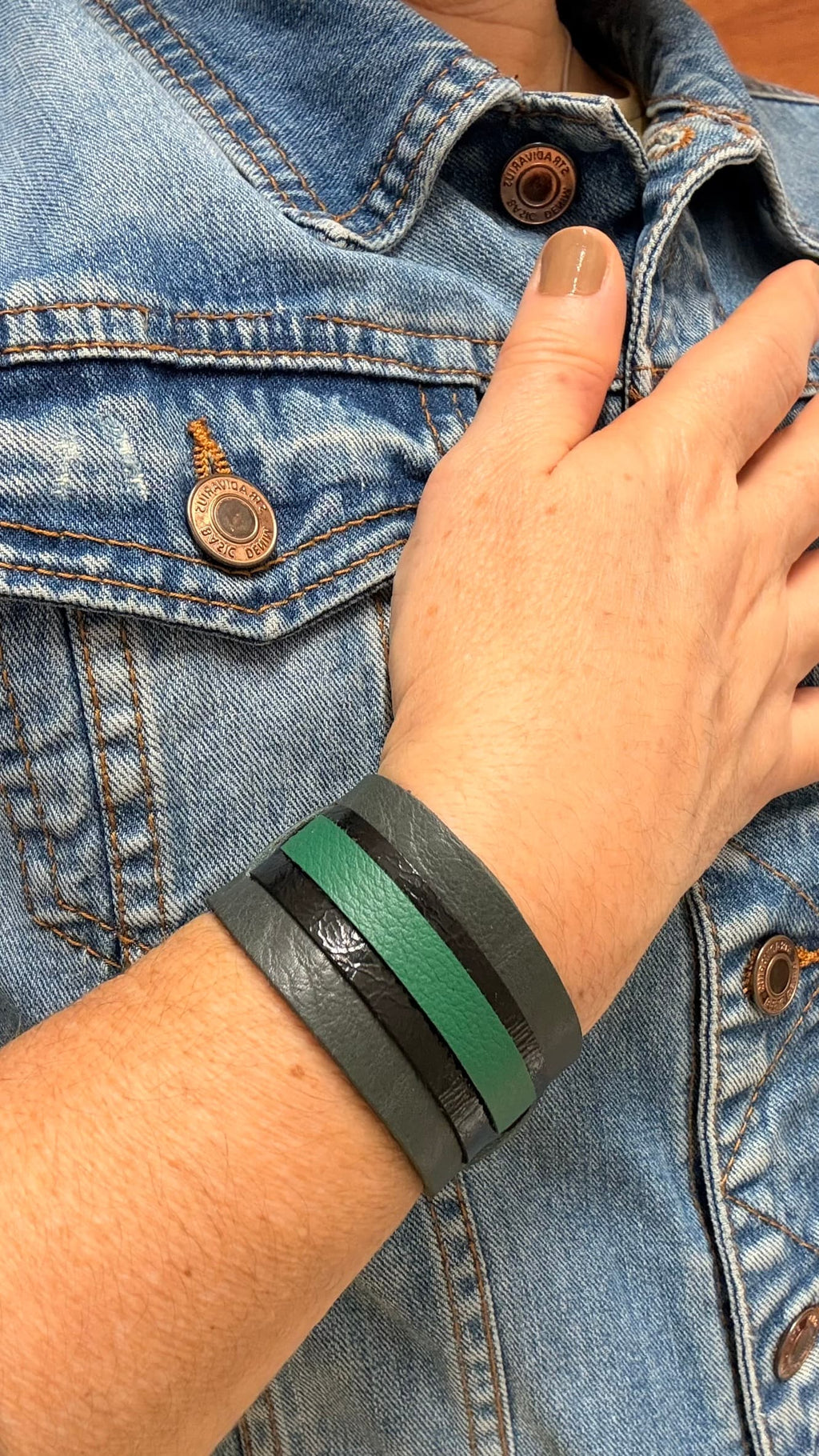 Diseño de autor brazalete de cuero gris y verde – Virtue Collection Mangel Delferri
