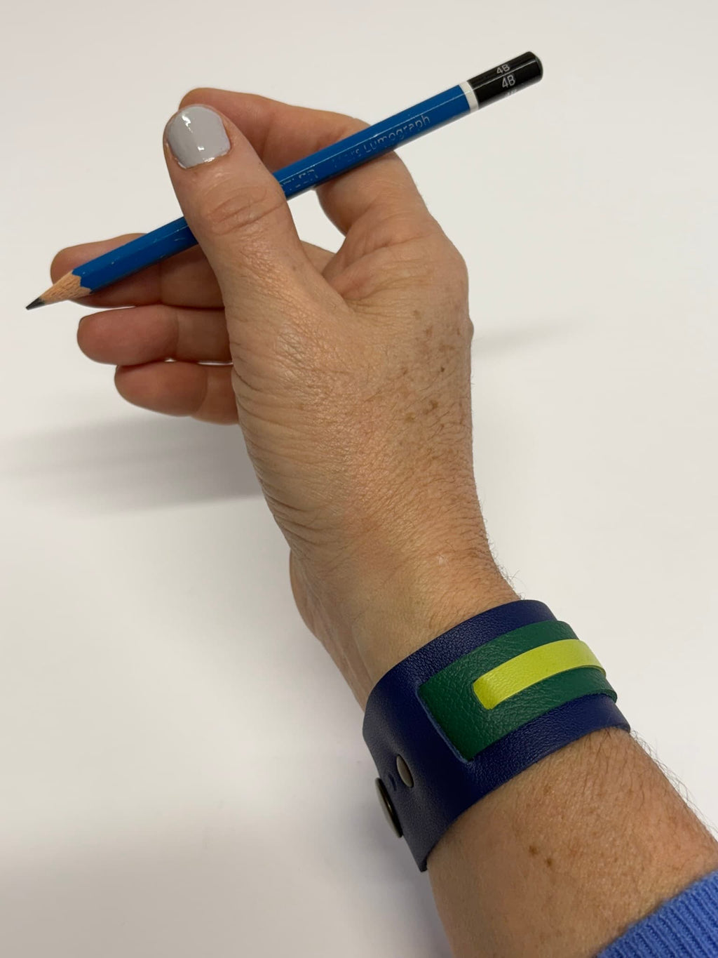 Diseño vanguardista inspirado en el cinetismo latinoamericano – Courage Bracelet azul y verde Mangel Delferri
