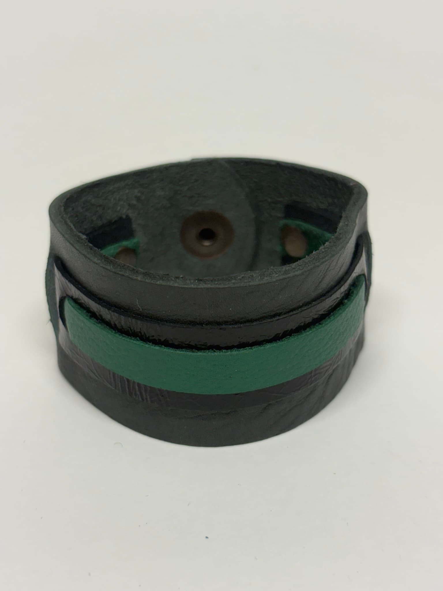 Brazalete artesanal gris y verde de cuero recuperado – Courage Bracelet Mangel Delferri