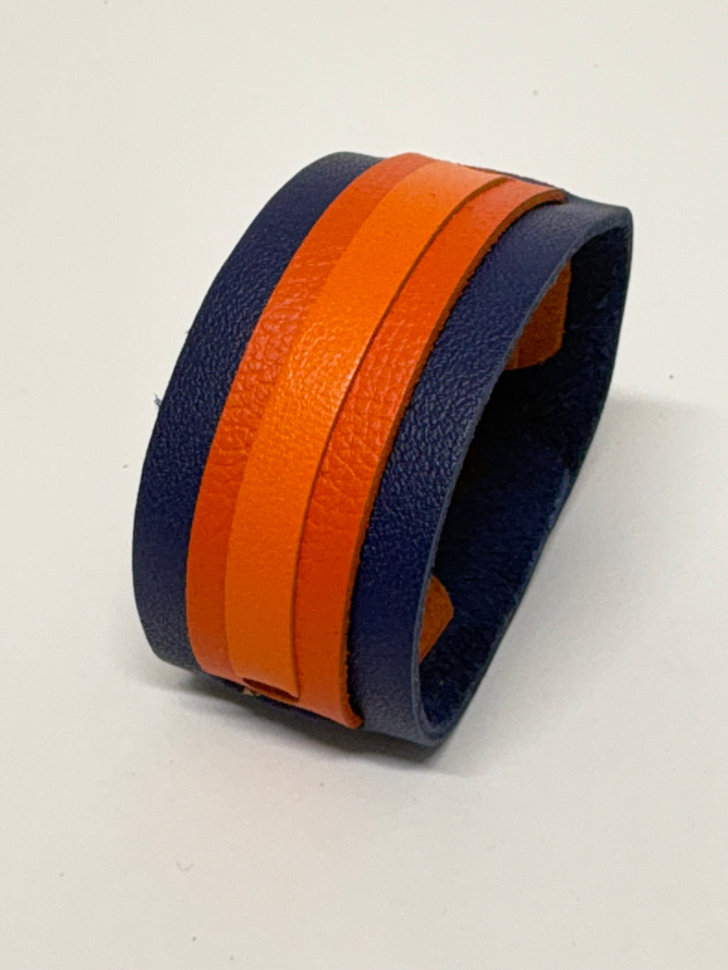 Courage Bracelet artesanal de cuero azul y anaranjado hecho a mano – Mangel Delferri