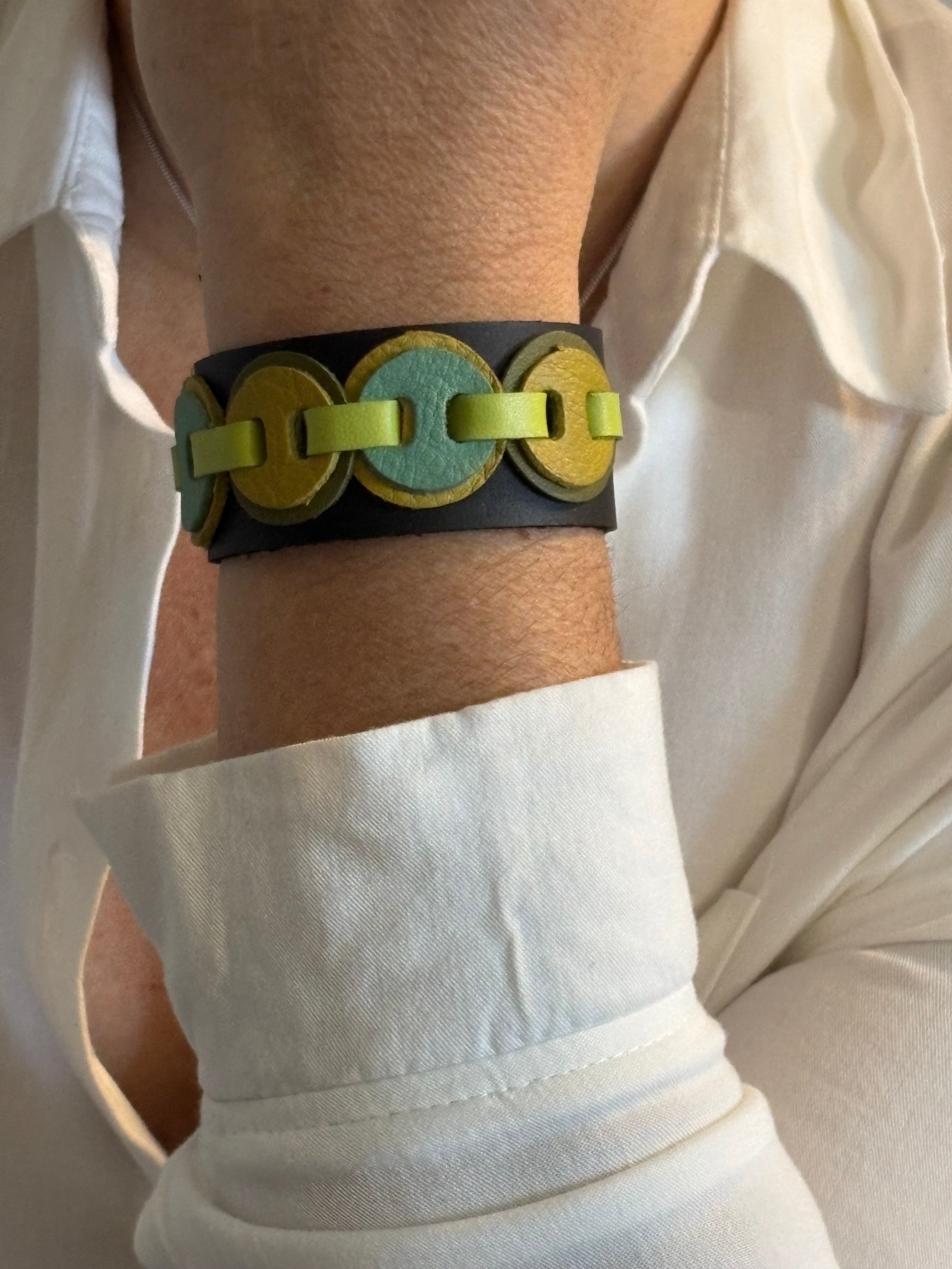 Brazalete de cuero negro y verde hecho a mano – Kindness Virtue Collection Mangel Delferri