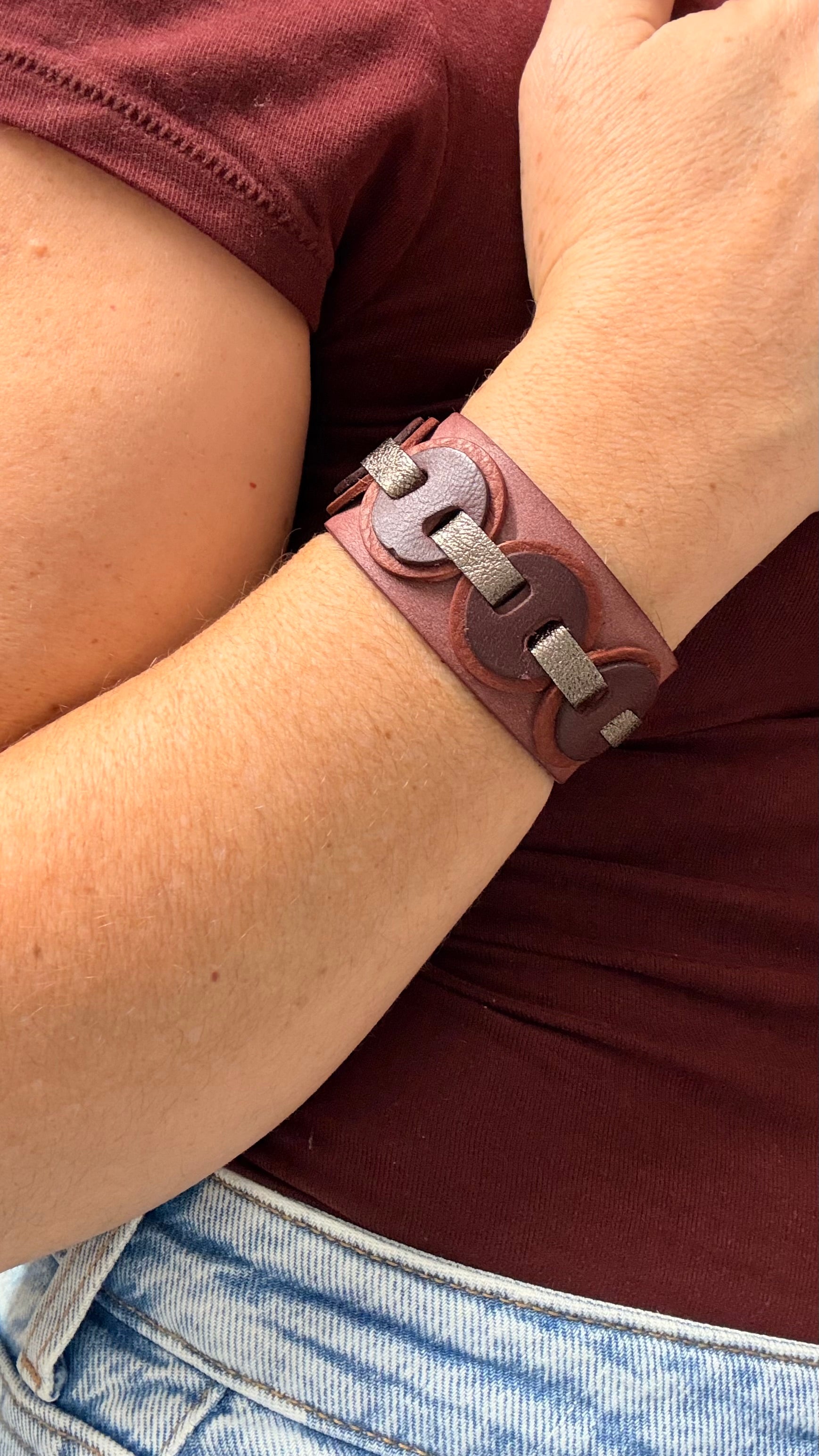 Brazalete artesanal malva y vino con broche metálico – Kindness Bracelet Mangel Delferri
